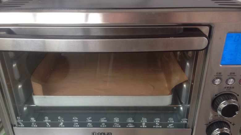 奥利奥奶油盒子蛋糕,倒进铺了不粘油布的正方形烤盘里，放入已经提前预热到175度的烤箱下层，烘烤15分钟左右