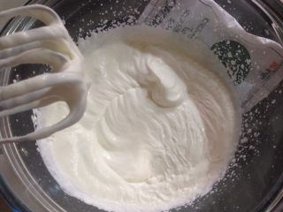 奥利奥奶油盒子蛋糕,淡奶油加入35克细砂糖，隔冰水打发至七分发，室温高需要在空调房下打发淡奶油