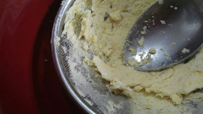 奶香绿豆糕,利用筛子重新按压，使绿豆泥更细腻（过程需时较长，需耐心）