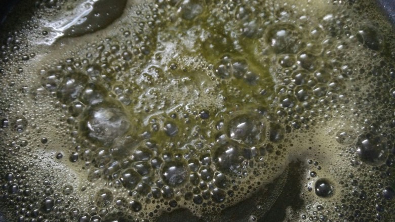 奶香绿豆糕,待黄油融化成液体，倒入绿豆泥