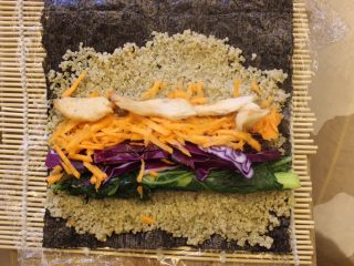 寿司卷：忙不代表不能健康,把蔬菜和蛋白质放中间