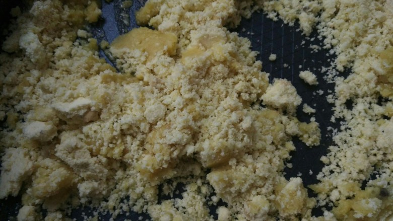 奶香绿豆糕,小火慢慢搅拌，使绿豆泥吸收全部黄油