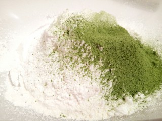 抹茶豆豆,低筋面粉，玉米淀粉，抹茶粉准备好了，提前过筛，