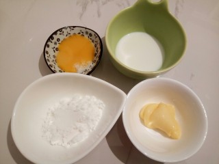 抹茶豆豆,黄油提前拿出来软化，还有糖粉，牛奶，蛋黄和盐，（鸡蛋也要提前拿出来回温，不然影响黄油）