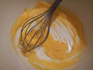 抹茶豆豆,把软化好的黄油，蛋黄，盐，糖粉放一起，用手动打蛋器搅拌均匀就可以，（黄油不用打发）