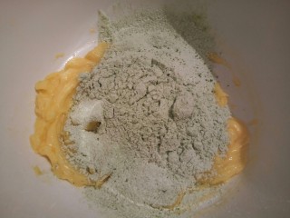 抹茶豆豆,筛入混合好的粉类（就是低筋面粉，玉米淀粉，抹茶粉）
