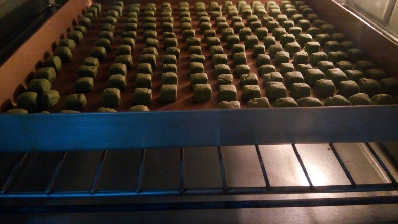 抹茶豆豆,在烤制中，