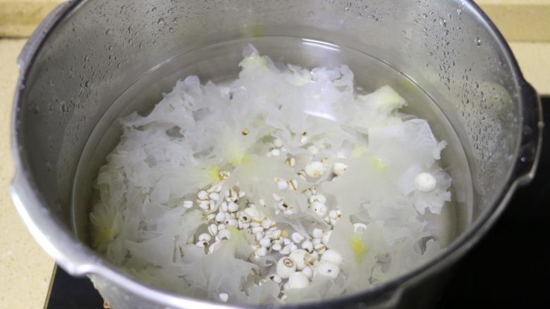 莲子百合银耳羹,银耳、莲子和薏米一起倒入高压锅中，加入足量清水