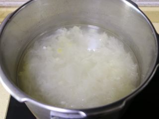 莲子百合银耳羹,高压锅下汽后，打开锅盖，这时的银耳已经煮得有些粘稠状了