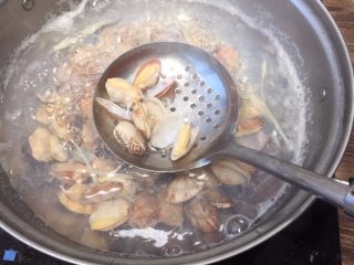 香辣爆炒花蛤,锅中烧沸水 丢入姜丝、花蛤焯水，直至花蛤开口 。捞出花蛤 清水冲洗1-2遍