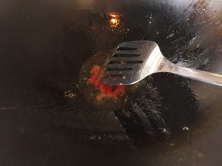 绿色美食+鸡毛菜脆皮豆腐炒毛豆,锅烧热倒油，油烧热后放入小米椒。炒几下。