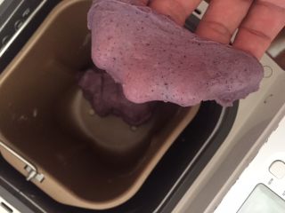 黑岩豆豆面包,面团材料揉出膜。（只有180克粉，15--20分钟就出膜）要注意不要揉过头哦！