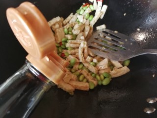 绿色美食+鸡毛菜脆皮豆腐炒毛豆,放入一茶勺盐炒均匀后倒入少量生抽炒均