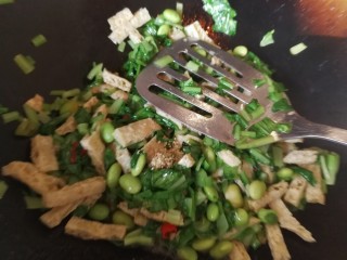 绿色美食+鸡毛菜脆皮豆腐炒毛豆,加鸡精炒均匀出锅。时间要短，这样青菜才能保持清脆。