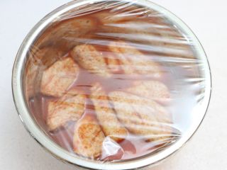 香辣烤翅,
盖上一层保鲜膜，放入冰箱冷藏腌制过夜，中间拿出开翻面几次，使鸡翅各面腌制均匀