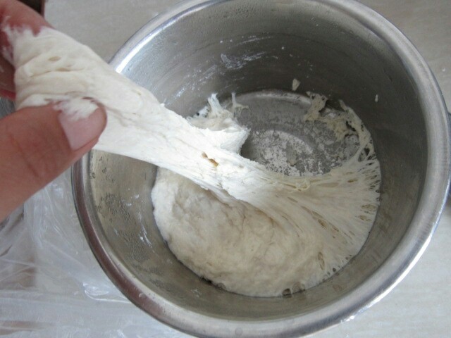 红丝绒麻薯软欧,发酵好的好老面带有酒香味，要用时提前从冰箱取出回温。