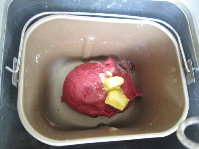 红丝绒麻薯软欧,揉至面筋形成粗膜状态时加入黄油。