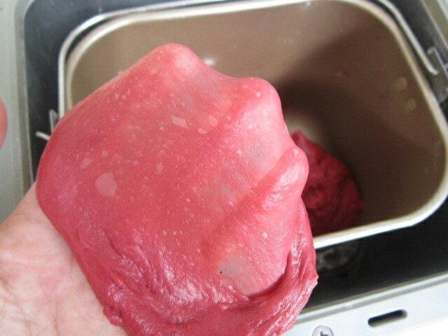 红丝绒麻薯软欧,揉至扩展阶段能拉出薄膜。