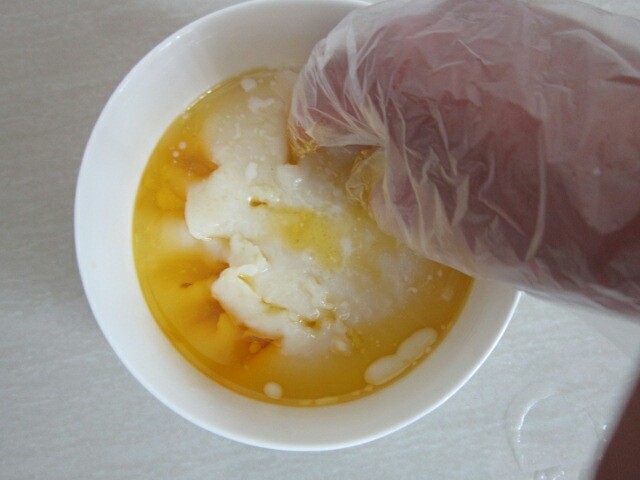 红丝绒麻薯软欧,待麻薯稍凉后，加入黄油。