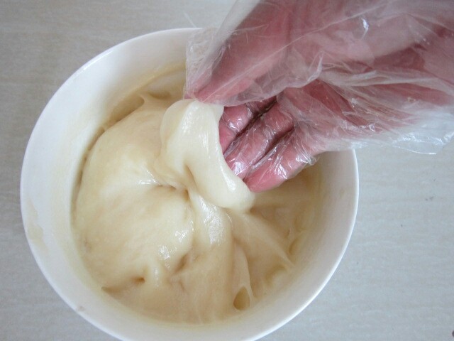 红丝绒麻薯软欧,用手揉匀，至黄油完全被吸收。