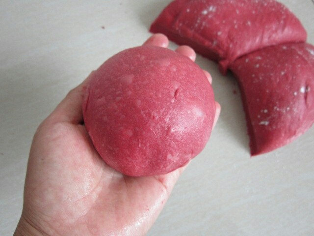 红丝绒麻薯软欧,切面收到面团中间。