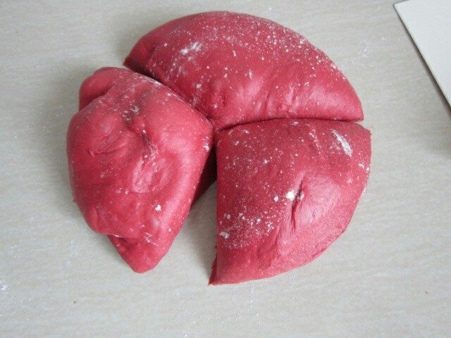 红丝绒麻薯软欧,将面团分割成三份，每份150克。