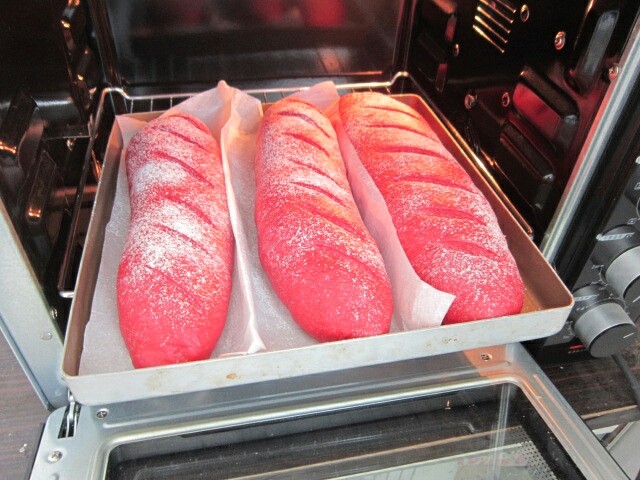 红丝绒麻薯软欧,放入预热好的烤箱，上下火180℃，25分钟左右