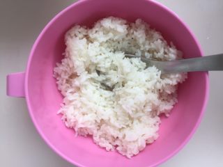 肉松饭团,米饭做好后盛出来