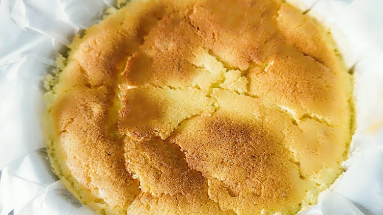 柠檬魔法蛋糕,放入预热好的烤箱中，150度烤50分钟左右