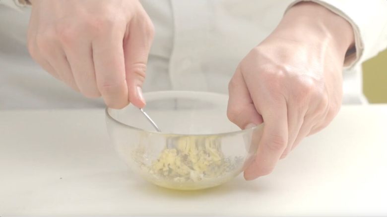 法式酥皮鲑鱼,用勺子将加完调味料的黄油搅拌均匀，芳香黄油就做好了