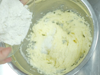 苹果塔,加入中筋面粉（75克）、玉米淀粉（25克）、泡打粉（2克）和牛奶（28克）