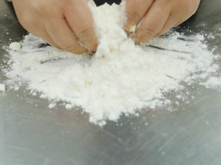 苹果塔,黄油（30克）切碎＋细砂糖（20克）+中筋面粉（50克）用手指把黄油捏碎，弄成散粒状，太硬的黄油用刮板切碎