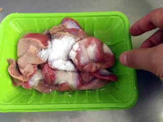 酸辣鸡胗,鸡胗洗会比较麻烦，鸡胗洗干净，去掉外皮上的白色筋膜，用盐和淀粉抓洗。
