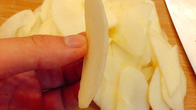 苹果的高逼格吃法——隐形的苹果,切成均匀的薄片；