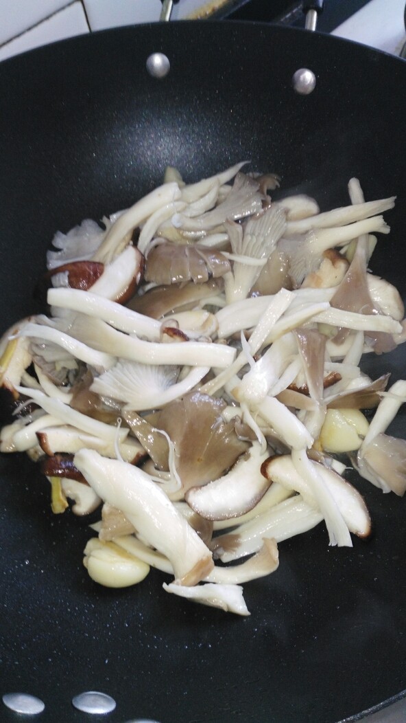 #固本益气鸡汤#(创建于7/7~2017),放入蘑菇、香菇、杏鲍菇，继续煸炒出水分，变香。