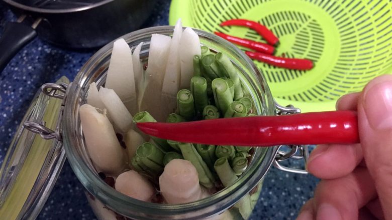 自制泡菜（小份量）,放入小米辣，如果水不够，加满水至盖过所有的菜，晃动一下瓶子。