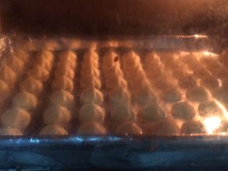 南瓜溶豆,挤好后放入烤箱，上下温100度烤60分钟