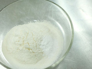 黄金甘栗磅蛋糕,低筋面粉（240克）、杏仁粉（40克）、泡打粉（4克）一起过筛