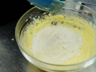黄金甘栗磅蛋糕,先倒入二分之一粉进行搅拌