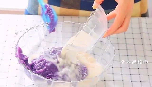 紫薯发糕,打好后将紫薯泥加入面粉中，酵母水也加入面粉中，搅拌均匀，最终的面糊呈浓稠的面糊状。