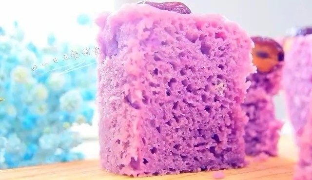 紫薯发糕,看看它的孔洞，跟蛋糕相比更大，注定了没有蛋糕细腻，口感更扎实一点。它不需要油也不需要糖，比蛋糕更加健康，也更加有饱腹感。