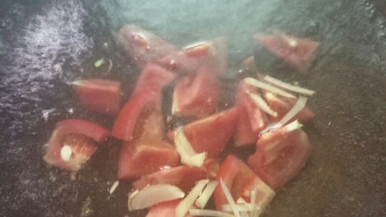 开胃酸汤,水开后放入生姜，西红柿、白醋、盐、味精。煮到西红柿变软。醋放多少看个人喜好，喜欢酸的就多放点