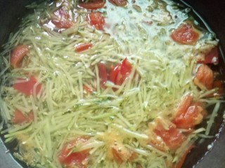 开胃酸汤,西红柿变软后，放入南瓜丝，煮3―4分钟，变色即可