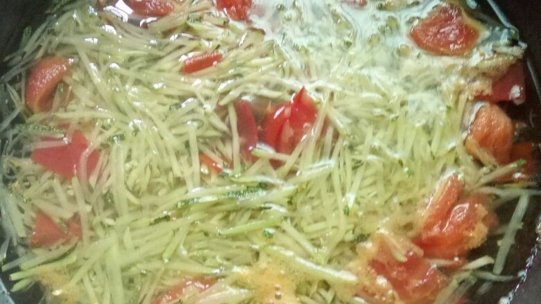 开胃酸汤,西红柿变软后，放入南瓜丝，煮3―4分钟，变色即可