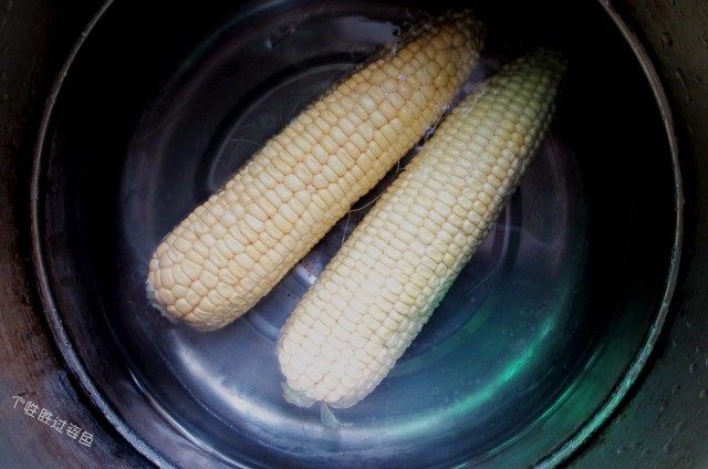 田园减肥沙拉,玉米去皮去须，玉米入锅中煮熟后捞出