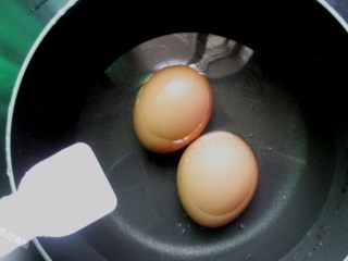 田园减肥沙拉,鸡蛋冷水入锅，加入少许盐，可以防止鸡蛋煮破