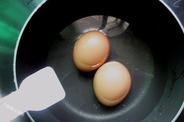 田园减肥沙拉,鸡蛋冷水入锅，加入少许盐，可以防止鸡蛋煮破