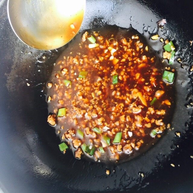 油焖尖椒,加入碗汁，再放入香葱大蒜。