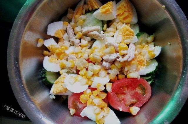 田园减肥沙拉,把玉米粒、鸡蛋、黄瓜、西红柿、鸡肉放入盆里