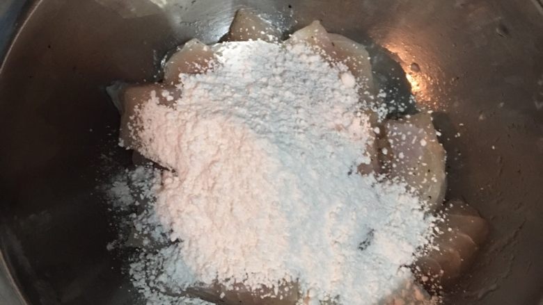 糖醋魚柳,油鍋加熱到180度(丟粉下去會馬上浮起)。
舀木薯粉(或地瓜粉)進醃魚柳中，